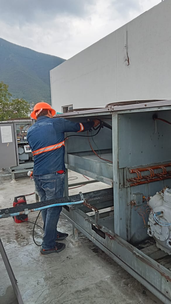 Técnico de Multiservicios Hernandez en trabajo empresarial