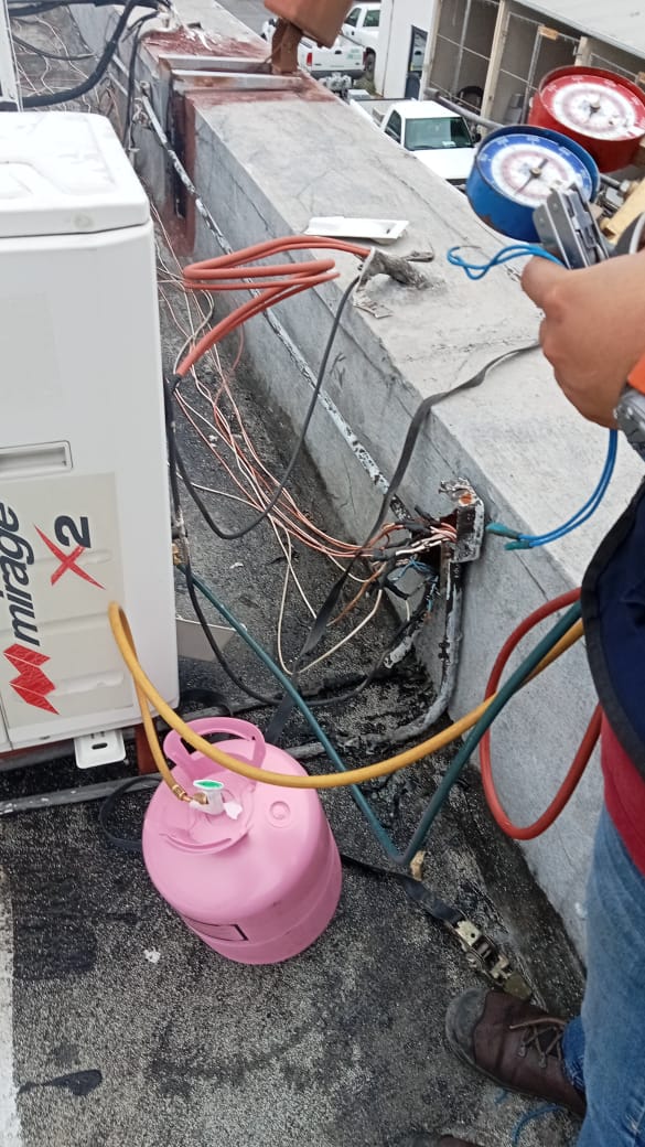 Carga de gas refrigerante